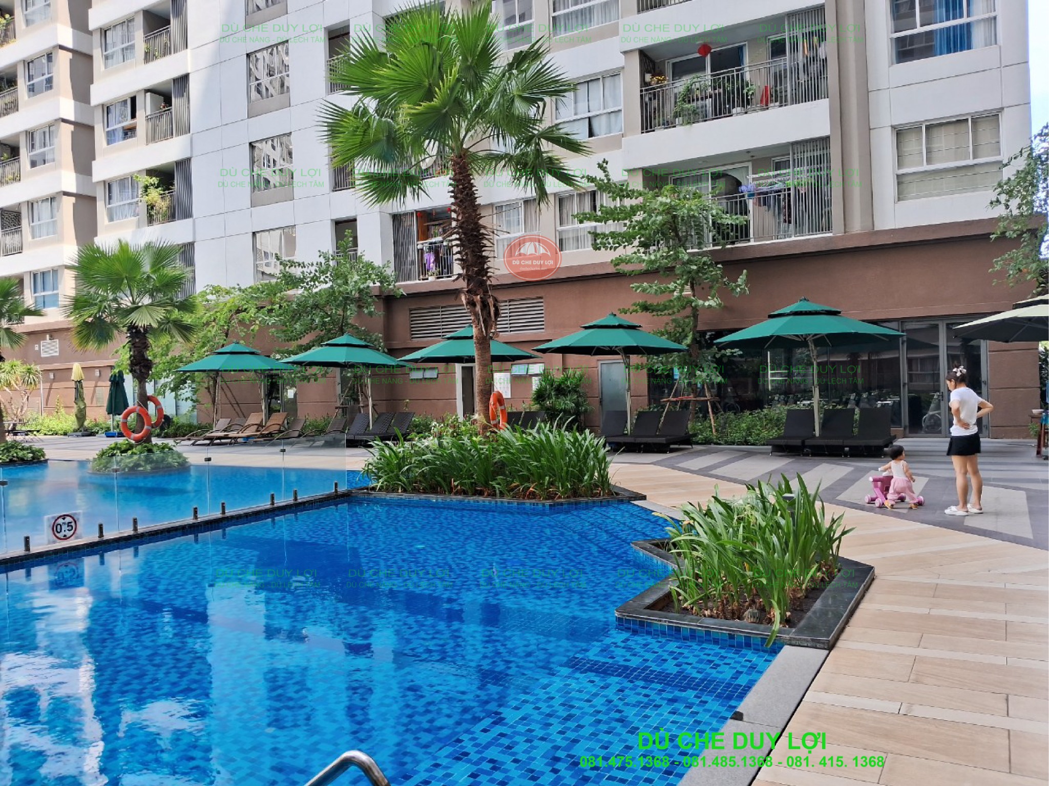 G&oacute;c rộng hồ bơi v&agrave; d&atilde;y d&ugrave; m&agrave;u xanh bố tr&iacute; tại khu ghế nghỉ s&aacute;t c&ocirc;ng tr&igrave;nh.