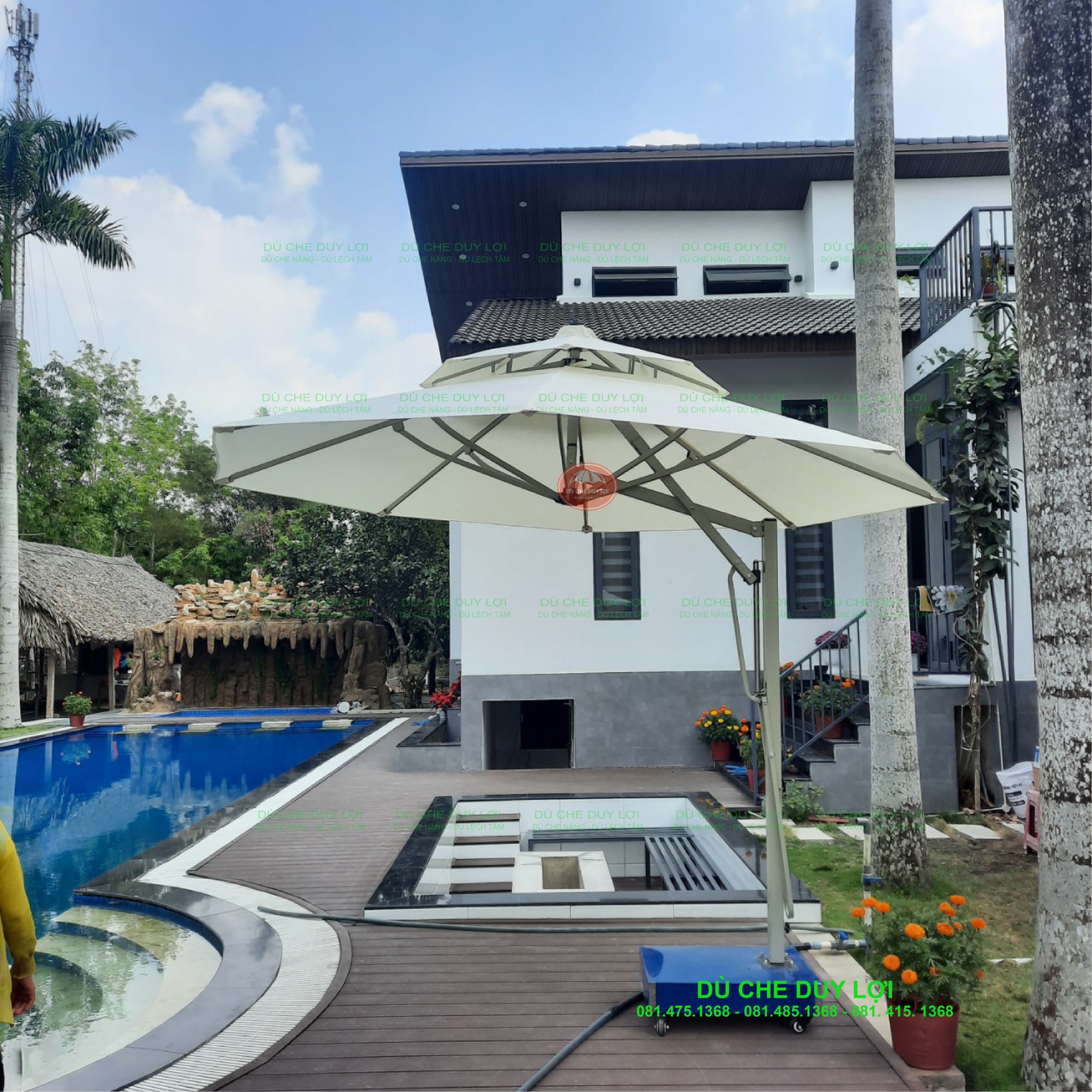 D&ugrave; lệch t&acirc;m tr&ograve;n m&agrave;u s&aacute;ng đặt cạnh hồ bơi, với đế bố tr&iacute; tr&ecirc;n nền l&aacute;t gạch.