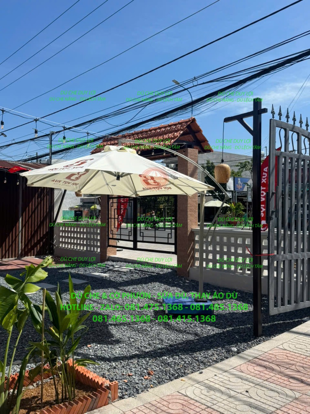 D&ugrave; lệch t&acirc;m tr&ograve;n m&agrave;u s&aacute;ng đặt b&ecirc;n trong cổng, cạnh lối v&agrave;o khu ngồi.