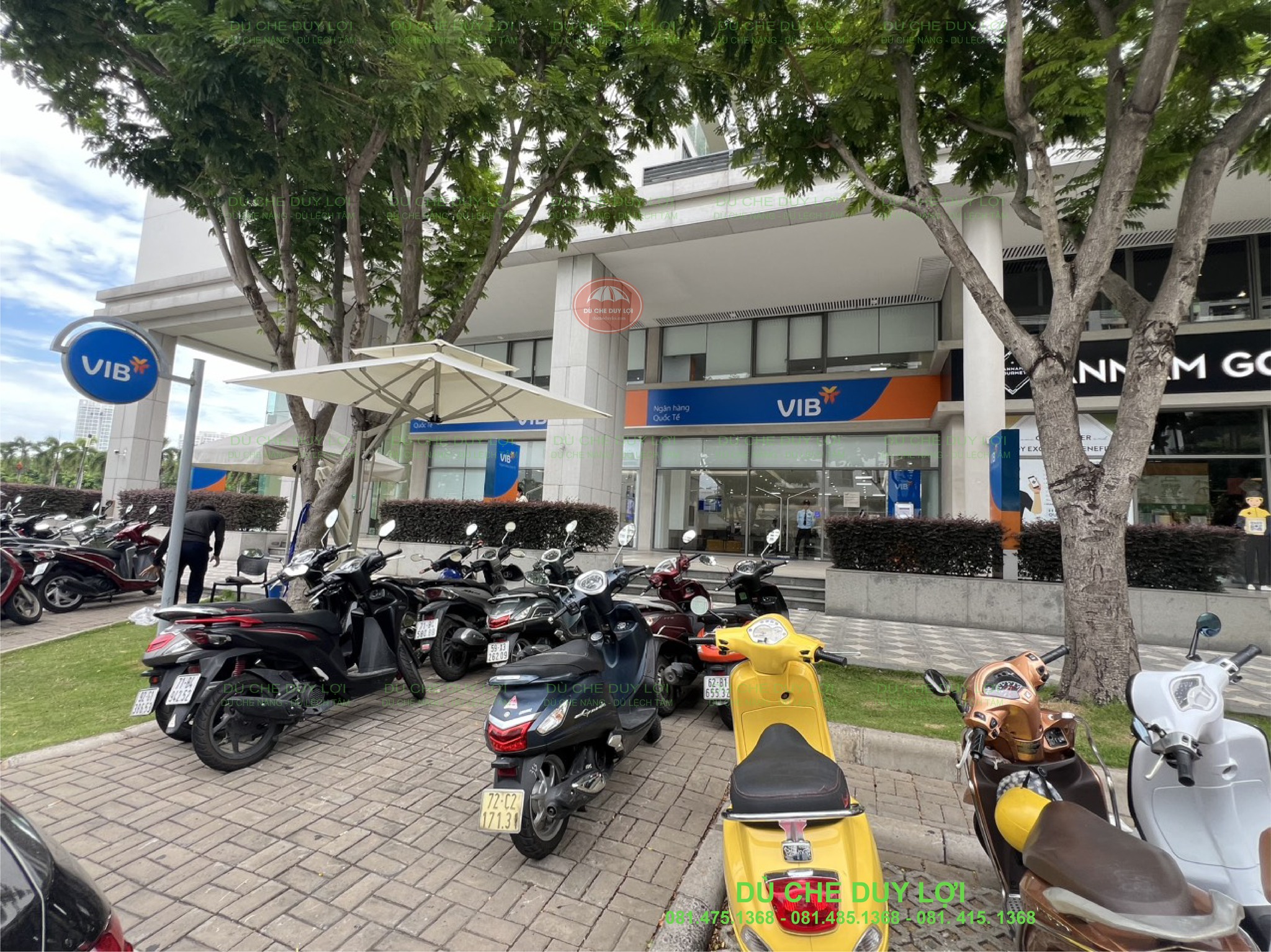 D&ugrave; lệch t&acirc;m vu&ocirc;ng tại mặt tiền VIB, bố tr&iacute; cạnh khu vực để xe v&agrave; lối v&agrave;o.