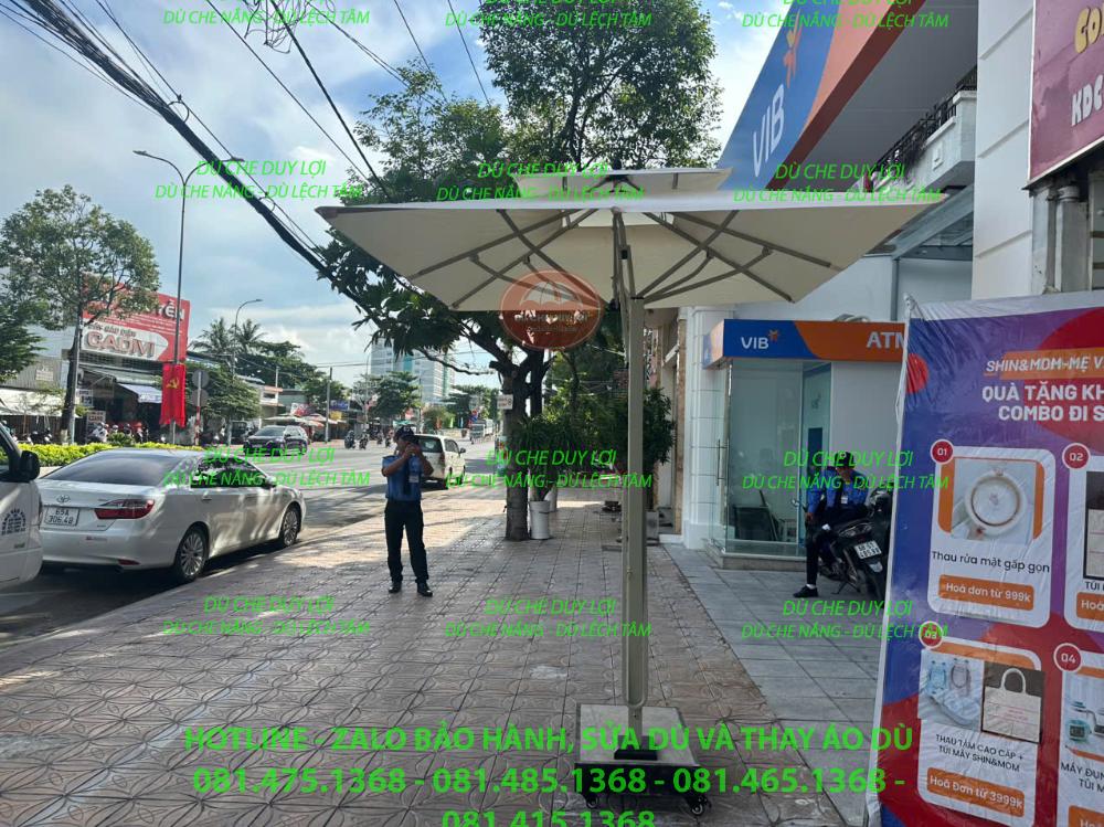 D&ugrave; trắng kem trước lối v&agrave;o VIB, với cột d&ugrave; đặt lệch về ph&iacute;a b&ecirc;n cạnh.