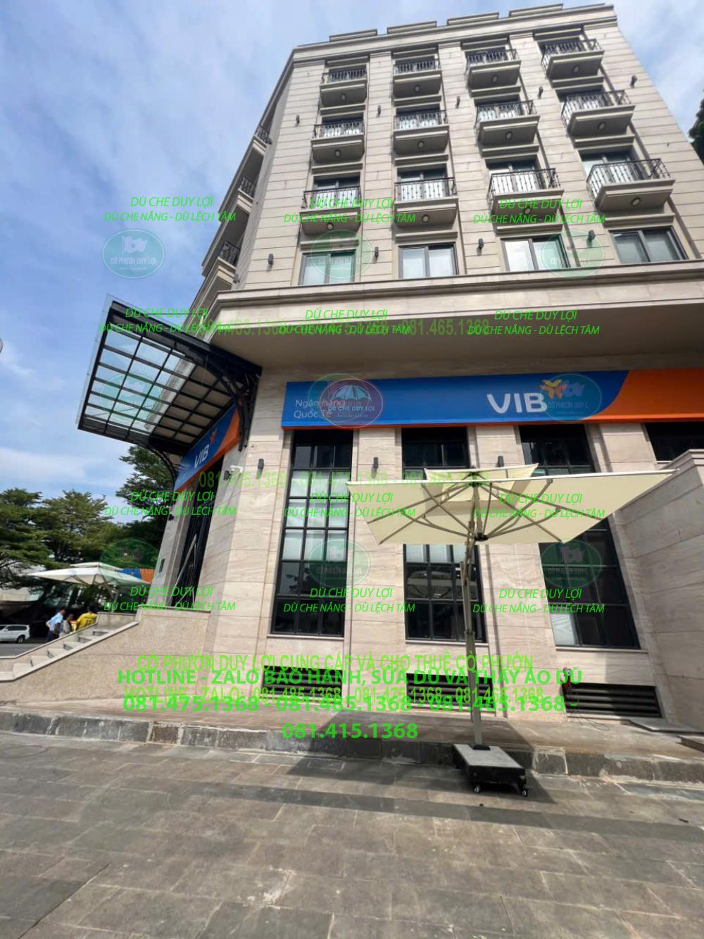 D&ugrave; che ngo&agrave;i trời tại mặt tiền t&ograve;a nh&agrave; c&oacute; biển hiệu VIB.
