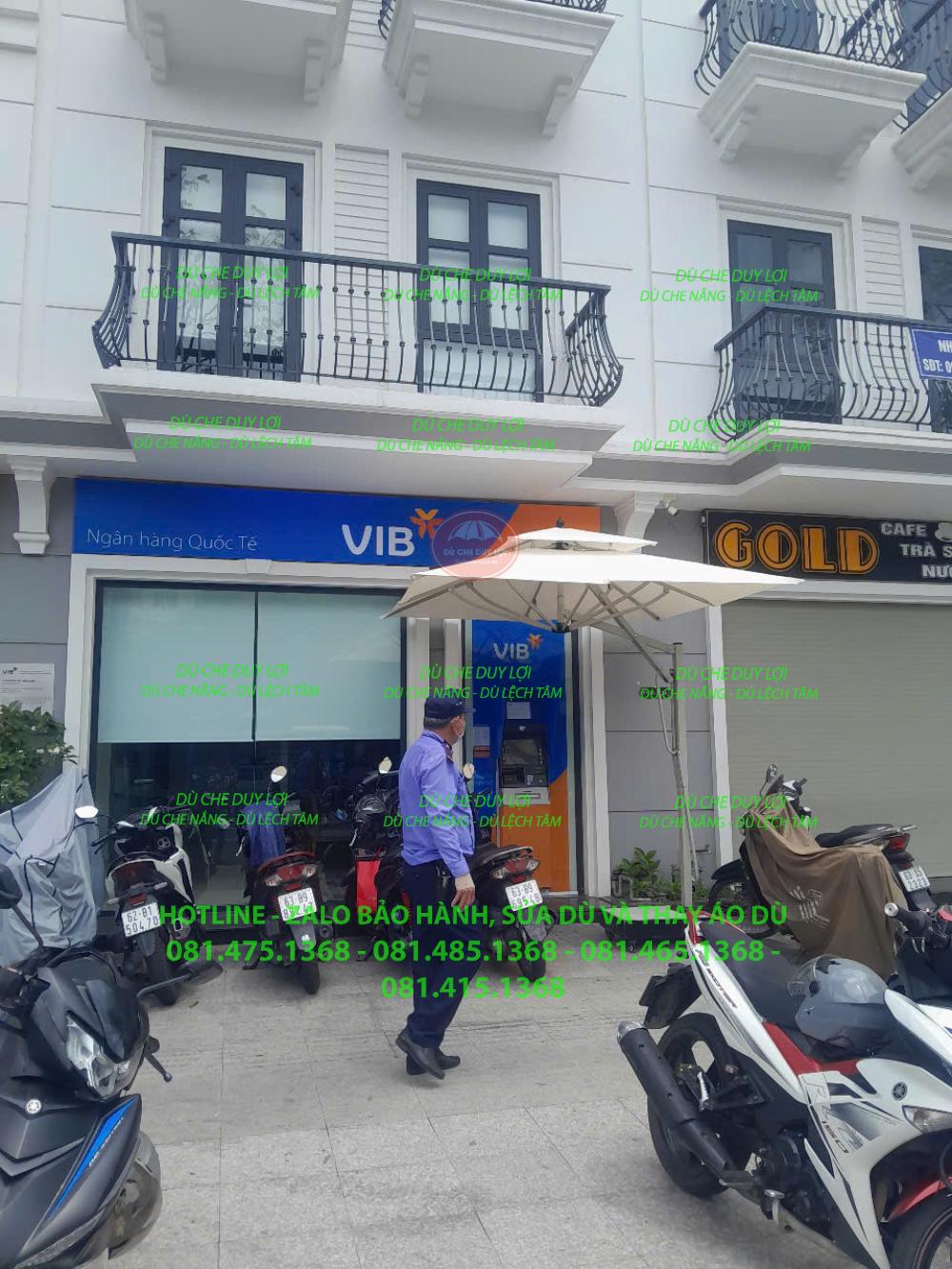 D&ugrave; trắng kem tại khu vực để xe trước mặt tiền VIB.