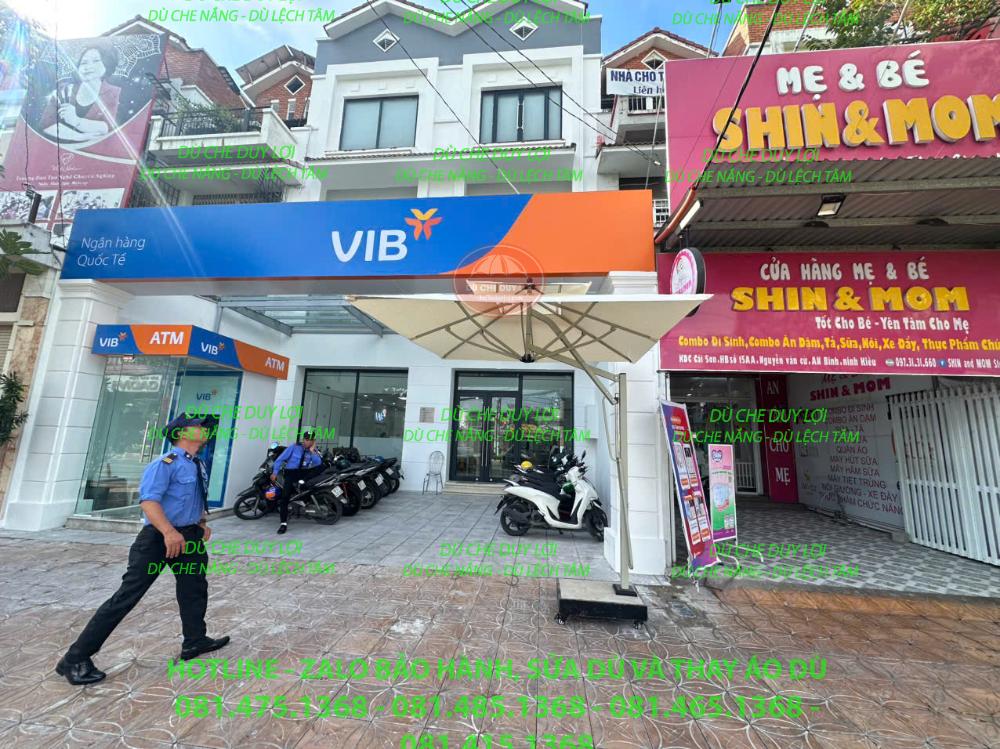 Bố tr&iacute; d&ugrave; che nắng ph&iacute;a trước VIB, b&ecirc;n cạnh cửa ra v&agrave;o v&agrave; khu vực để xe.