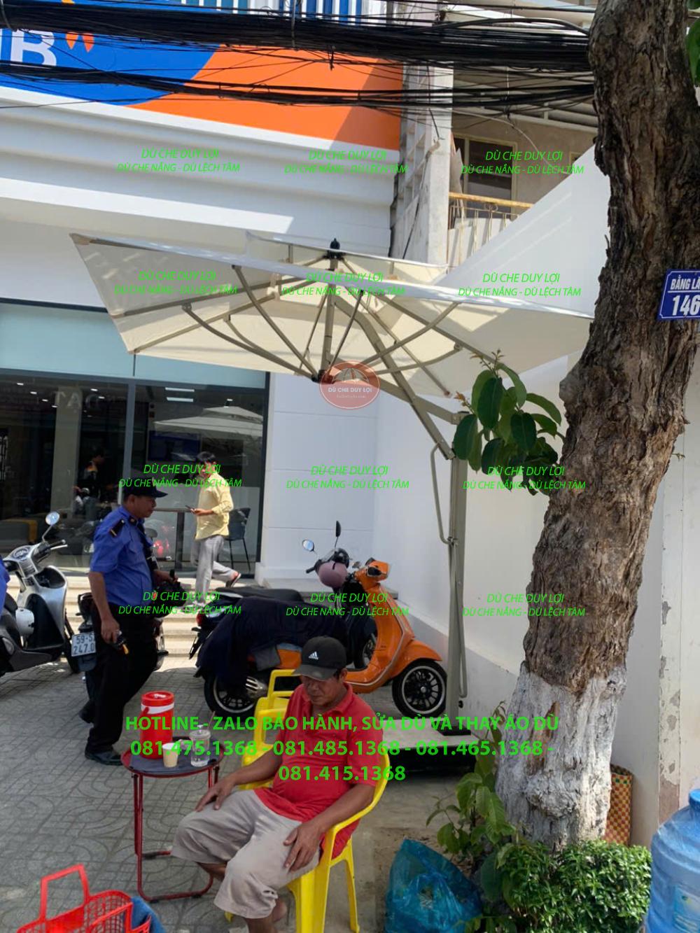 D&ugrave; che nắng đặt b&ecirc;n ngo&agrave;i mặt tiền mang biển hiệu VIB.