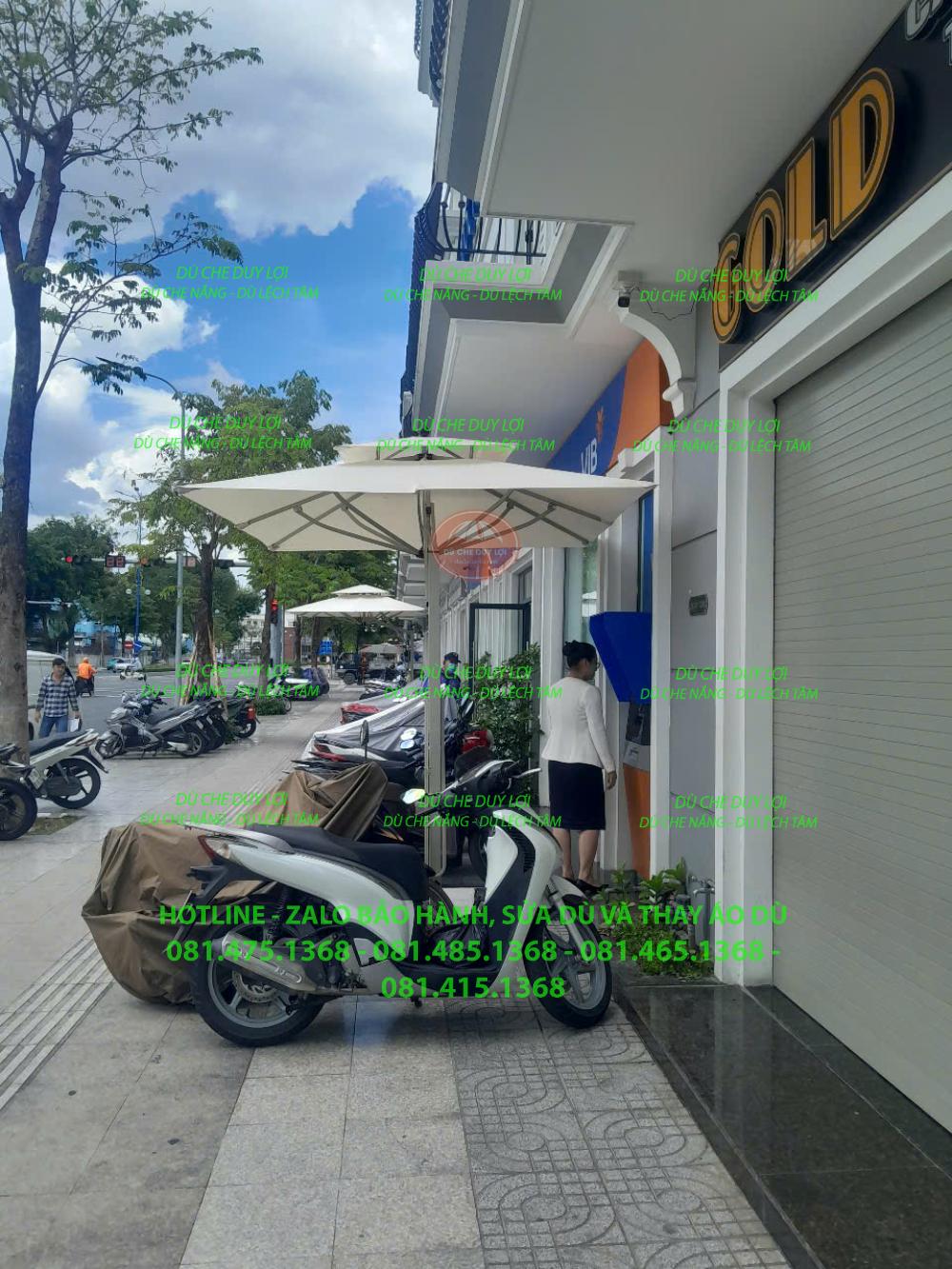 D&ugrave; lệch t&acirc;m bố tr&iacute; s&aacute;t mặt tiền, che khu vực b&ecirc;n ngo&agrave;i điểm giao dịch.