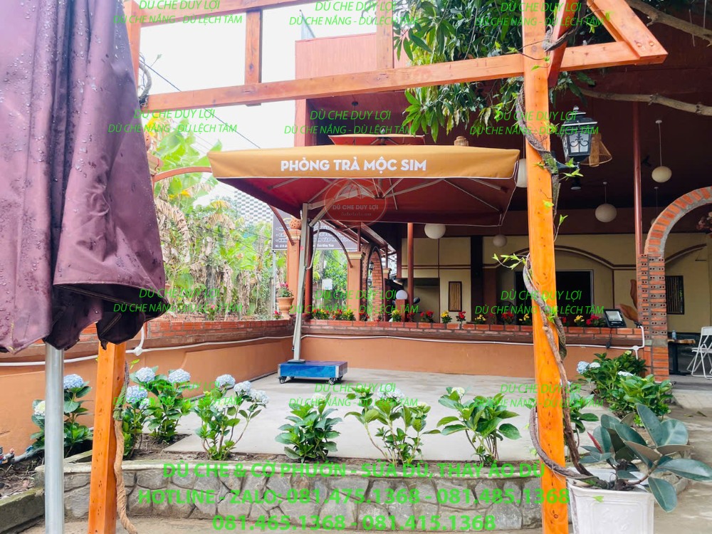 D&ugrave; lệch t&acirc;m vu&ocirc;ng m&agrave;u đỏ n&acirc;u in thương hiệu đặt cạnh khu ngồi v&agrave; bồn c&acirc;y.