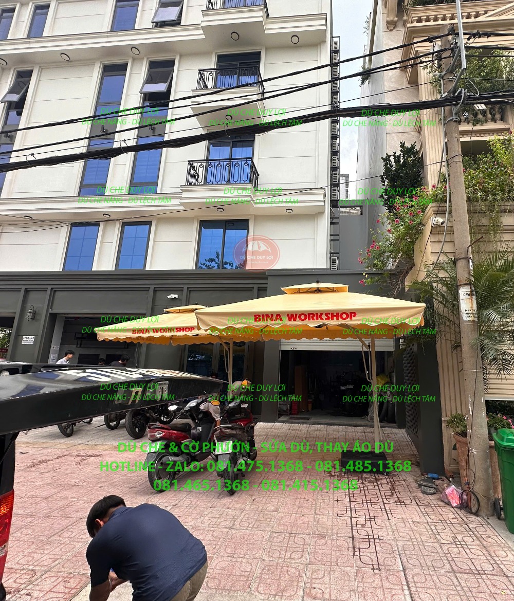 D&ugrave; lệch t&acirc;m m&agrave;u v&agrave;ng che khu b&agrave;n ghế b&ecirc;n ngo&agrave;i c&ocirc;ng tr&igrave;nh.
