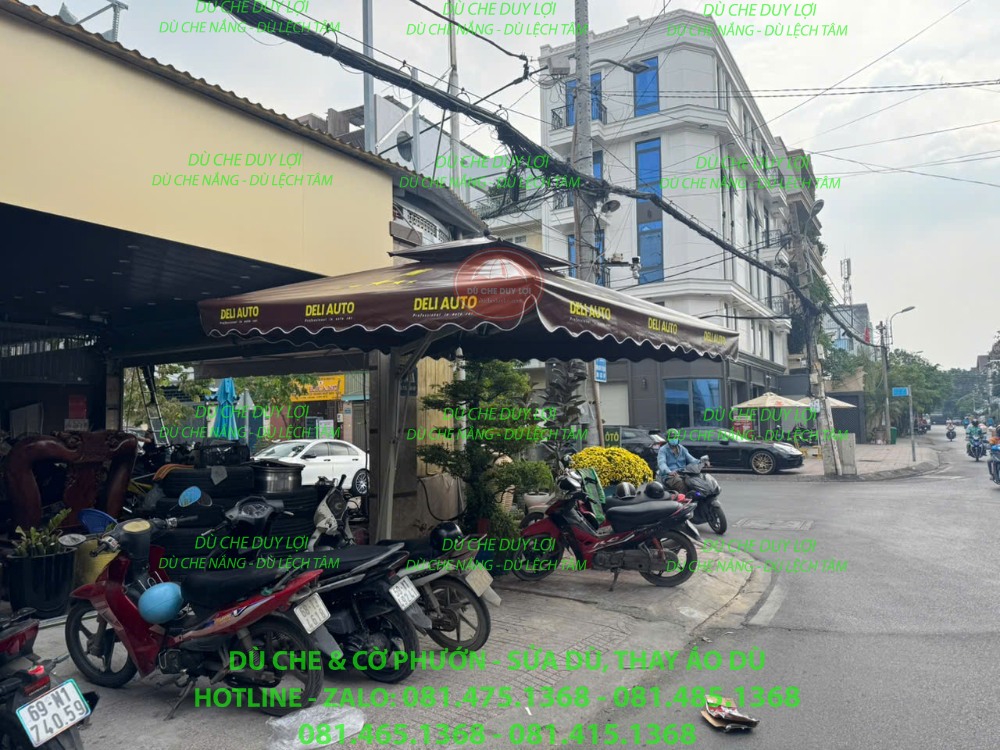D&ugrave; lệch t&acirc;m vu&ocirc;ng m&agrave;u sẫm in DILI AUTO bố tr&iacute; tại khu vực mặt tiền.