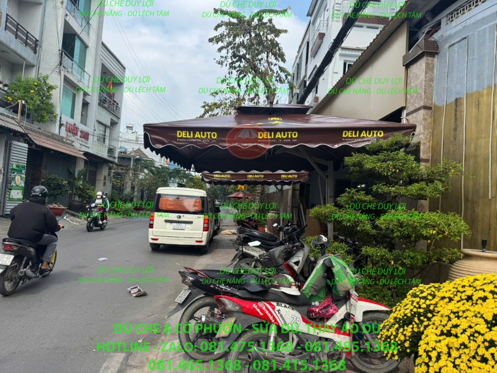 G&oacute;c nh&igrave;n d&ugrave; lệch t&acirc;m vu&ocirc;ng in DILI AUTO b&ecirc;n khu để xe v&agrave; lối đi.