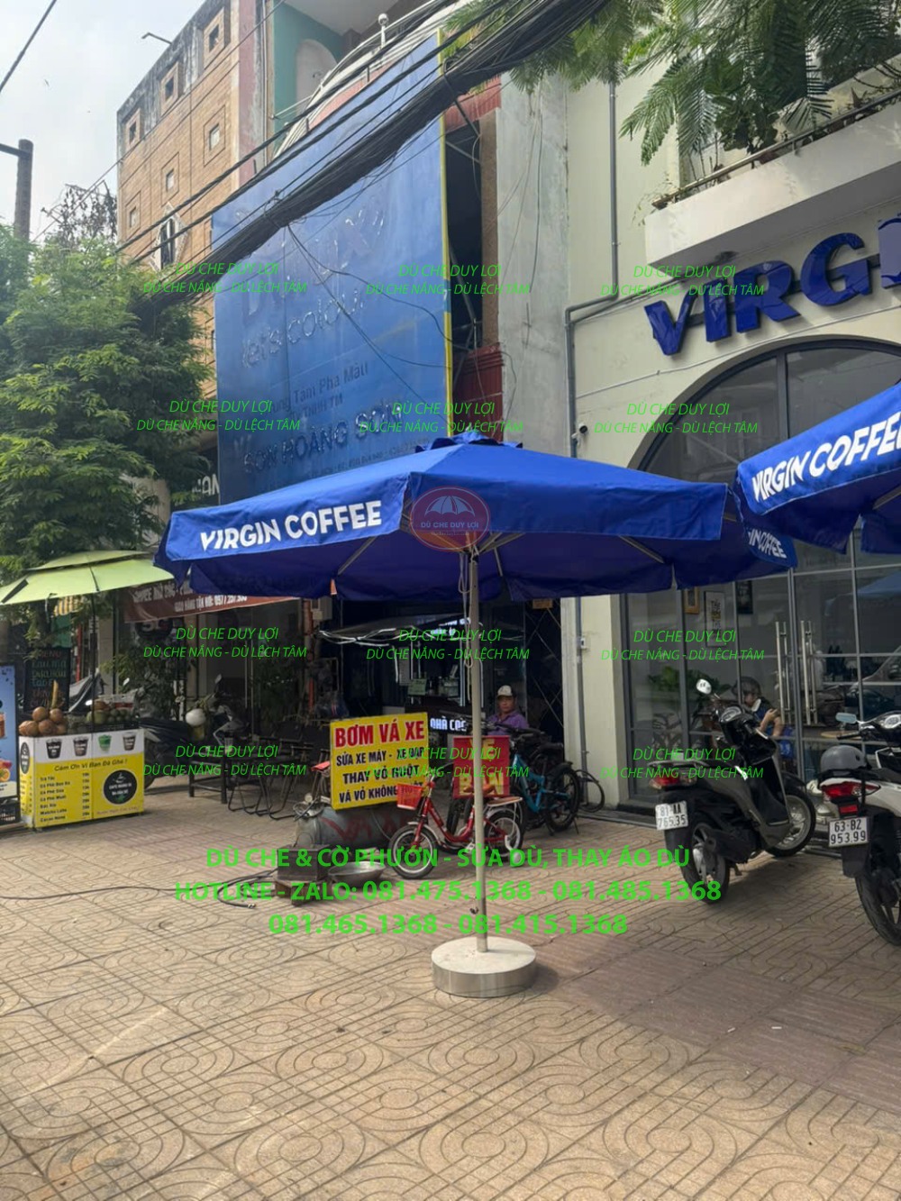 D&ugrave; tr&ograve;n đ&uacute;ng t&acirc;m m&agrave;u xanh in thương hiệu đặt trước mặt tiền qu&aacute;n cafe.