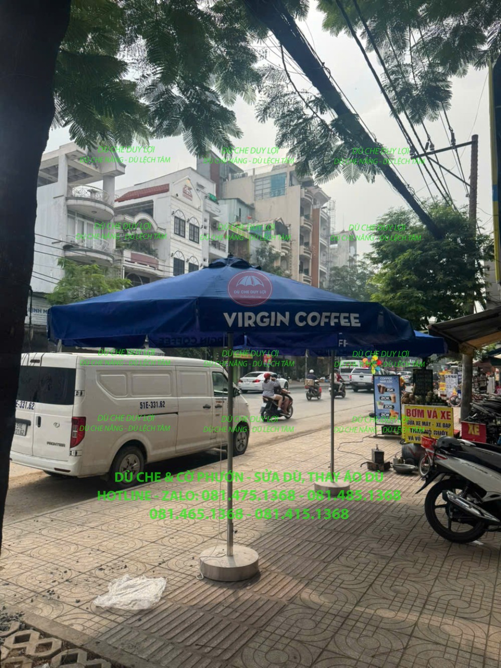 G&oacute;c nh&igrave;n từ lối đi v&agrave;o qu&aacute;n với d&ugrave; đ&uacute;ng t&acirc;m m&agrave;u xanh v&agrave; đế tr&ograve;n.