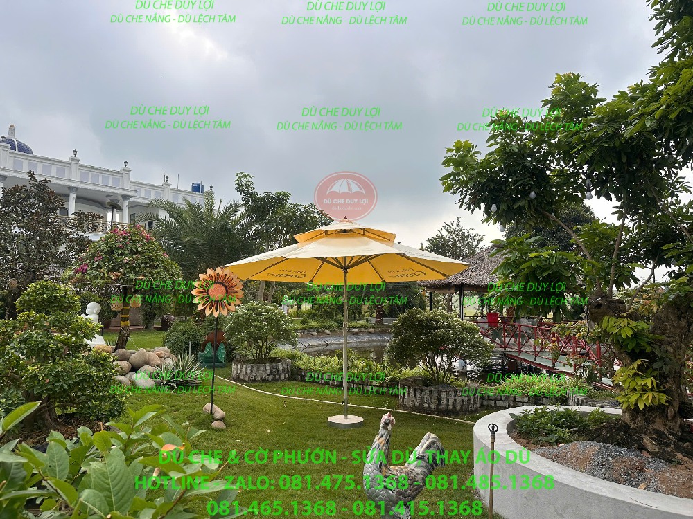 D&ugrave; tr&ograve;n đ&uacute;ng t&acirc;m m&agrave;u v&agrave;ng bố tr&iacute; trong khu vườn c&oacute; hoa v&agrave; c&acirc;y xanh.